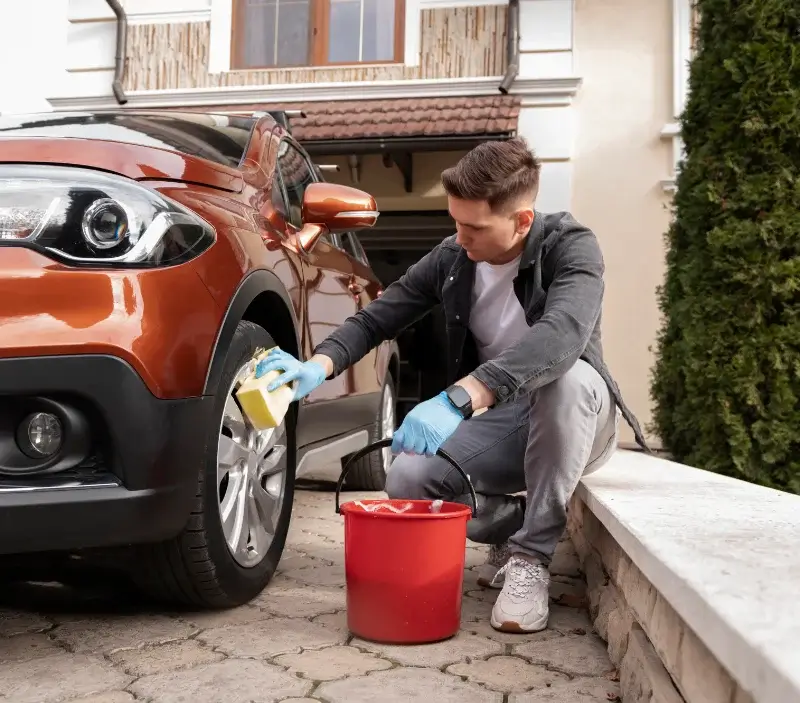 Lavage auto à domicile Mézières-en-Santerre : professionnel intervenant sur un véhicule